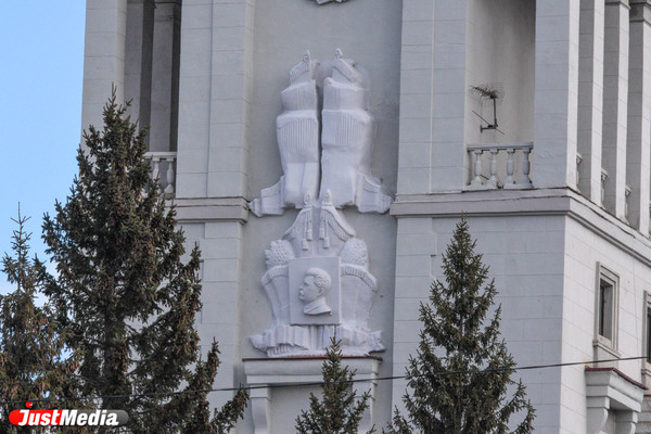 На фасаде Дома офицеров восстановили барельеф Сталина - Фото 1