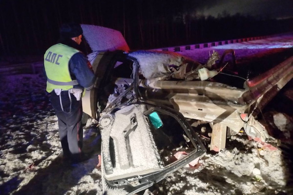 На ЕКАДе ВАЗ протаранил отбойник - Фото 1