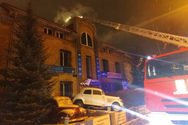 В центре Екатеринбурга из-за пожара перекрыли оживленную улицу - Фото 1