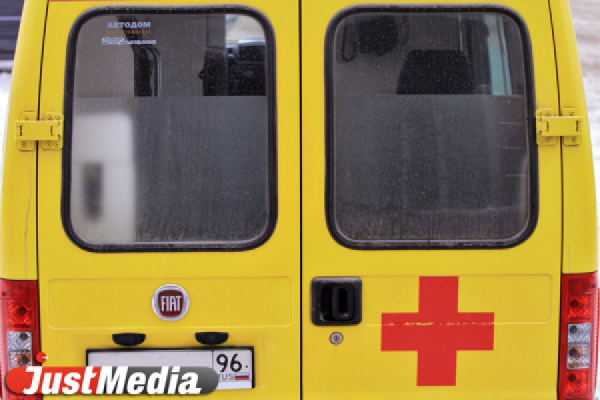 В Подмосковье рейсовый автобус пробил отбойник и упал с эстакады на дорогу - Фото 1