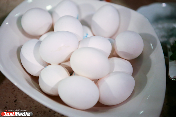 В США из-за вспышки птичьего гриппа выросли цены на яйца - Фото 1