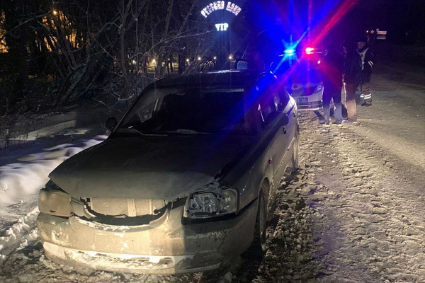 В Екатеринбурге пассажир угнал машину такси, пока водитель вышел из салона - Фото 1