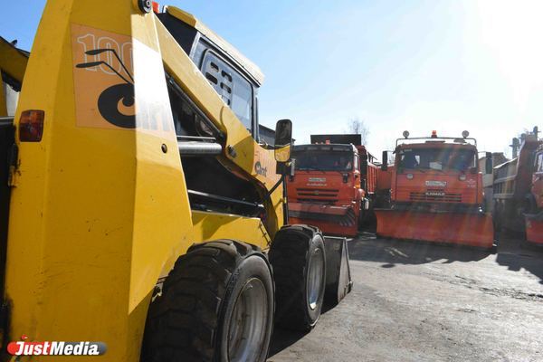 В Екатеринбурге службы благоустройства заканчивают убирать снег и готовятся к ремонту дорог - Фото 1