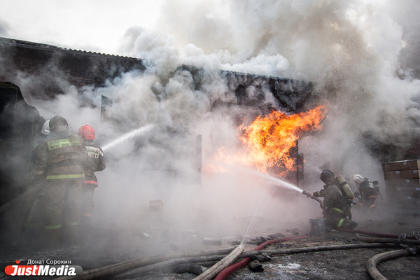 В Екатеринбурге огнеборцы тушат крупный пожар по улице 40 лет Октября - Фото 1