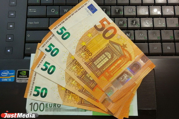 Курс евро на Мосбирже стал ниже 80 рублей впервые с лета 2020 года - Фото 1