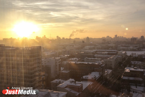 Свердловчане уже третий день задыхаются от смога  - Фото 1
