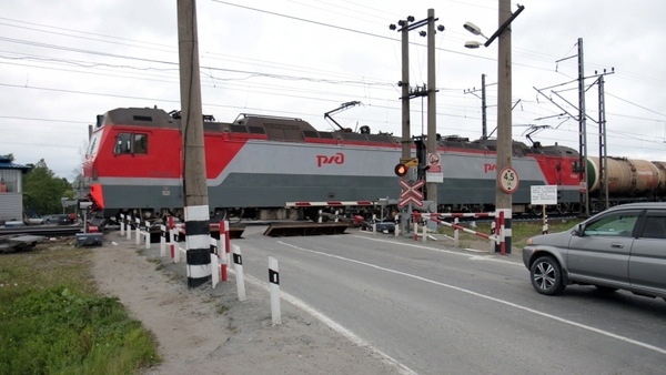 Нарушение водителями правил дорожного движения стало причиной двух ДТП на железнодорожных переездах СвЖД в 1 квартале  - Фото 1
