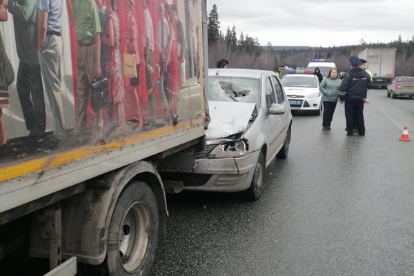 На свердловской трассе водителя легковушки убило отлетевшей от грузовика деталью - Фото 1