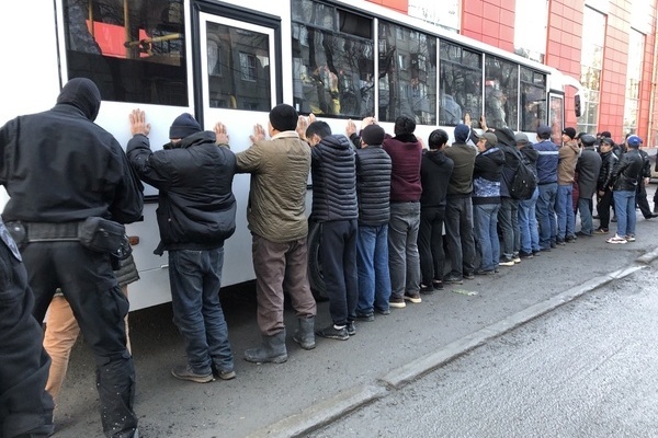 В Екатеринбурге сотрудники полиции провели профилактическую акцию по выявлению мигрантов-нарушителей - Фото 1