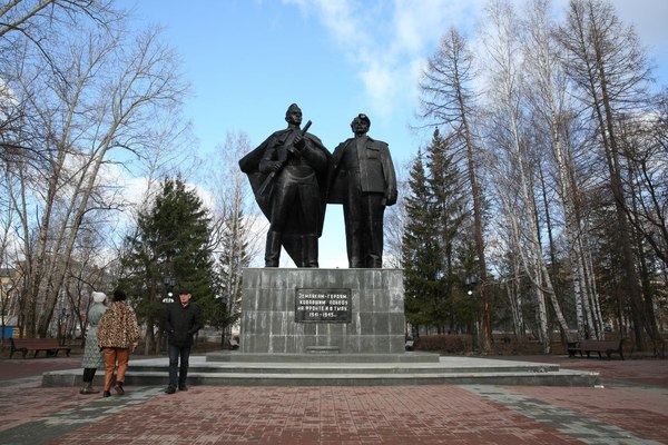 В Ревде ночью повредили памятник в парке Победы - Фото 1