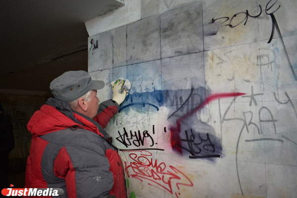 «Надписи появляются каждый день». Екатеринбургские коммунальщики показали, как борются с граффити в столице стрит-арта - Фото 1