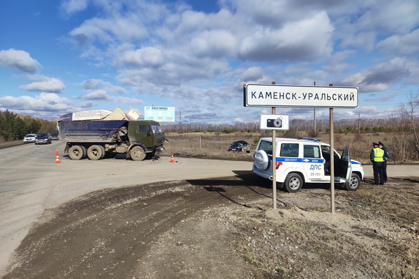 В Каменске-Уральском мусоровоз отправил на тот свет водителя легковушки - Фото 1
