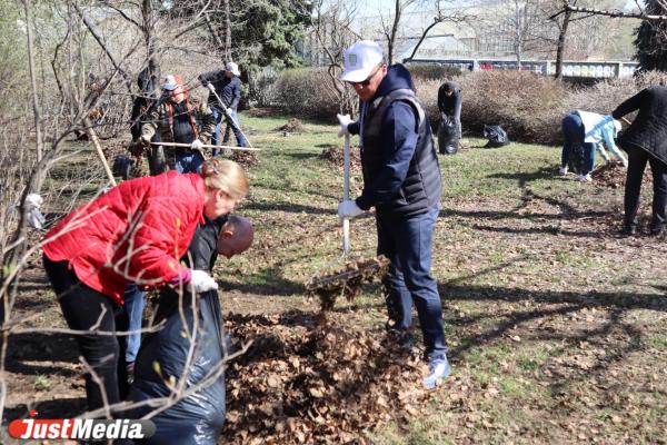 В Екатеринбурге прошел традиционный субботник в Дендропарке - Фото 1