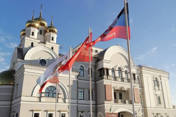 В Екатеринбургской епархии объяснили, зачем подняли флаг с серпом и молотом у Храма-на-Крови - Фото 1
