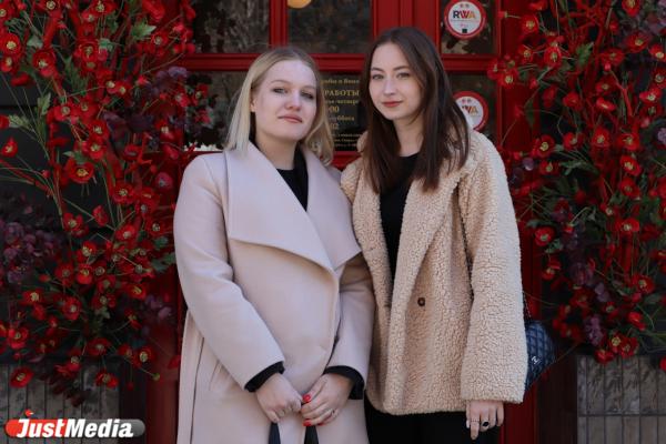 Лика Погорелова и Юлия Шишмарева, школьницы: «Нам очень нравится гулять по нашему любимому городу» В Екатеринбурге +15 градусов - Фото 1
