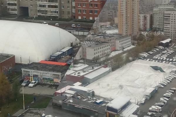 Неожиданный снегопад в Екатеринбурге повредил «Купол Арену» - Фото 1