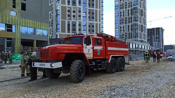 В Екатеринбурге произошло возгорание на паркинге ЖК «Изумрудный бор» - Фото 1