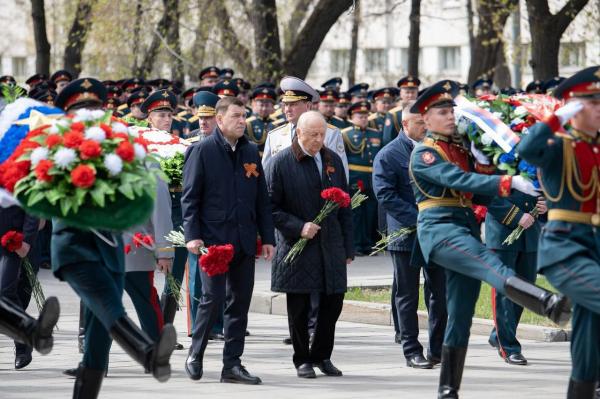 Евгений Куйвашев возложил цветы к памятнику маршалу Жукову - Фото 1