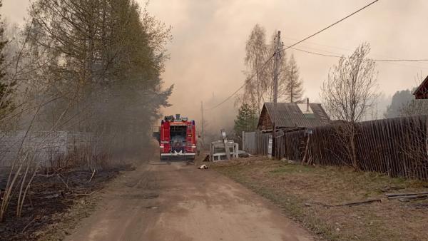 Под Березовским горят шесть жилых домов - Фото 1