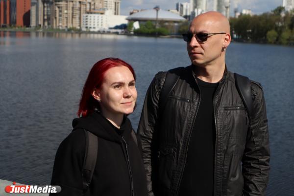 Алина Марковских, осветитель и Иланд Блэк, IT-специалист: «Непогода – это временно» В Екатеринбурге +13 градусов - Фото 1