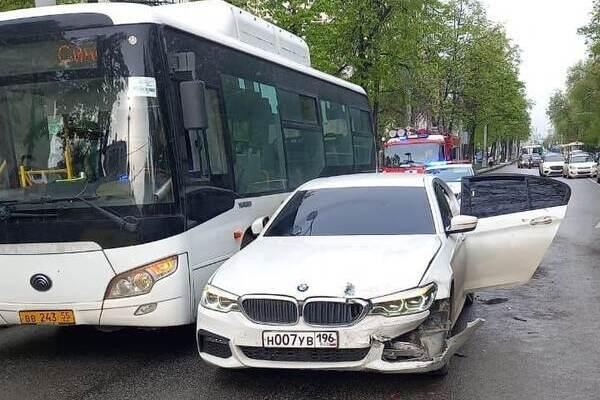 В Екатеринбурге пьяный молодой водитель на BMW врезался в автобус - Фото 1