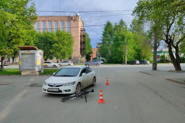 На Уралмаше иномарка сбила велосипедиста с маленьким ребенком - Фото 1