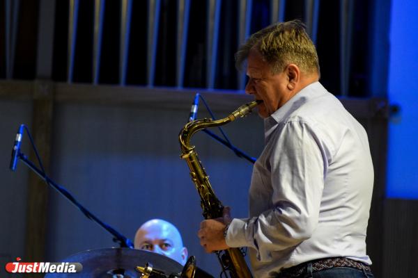 «Мы можем гордиться, что и этот вид искусства подвластен русскому человеку». Игорь Бутман и Фантина Притула выступили в Свердловской филармонии к 100-летию российского джаза - Фото 1