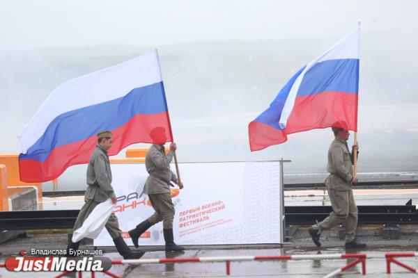 В России утвердили стандарт по поднятию государственного флага в школах - Фото 1