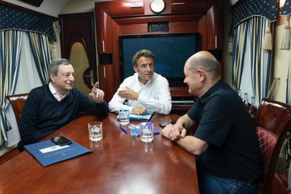 Макрон, Шольц и Драги подъезжают к Киеву на поезде - Фото 1