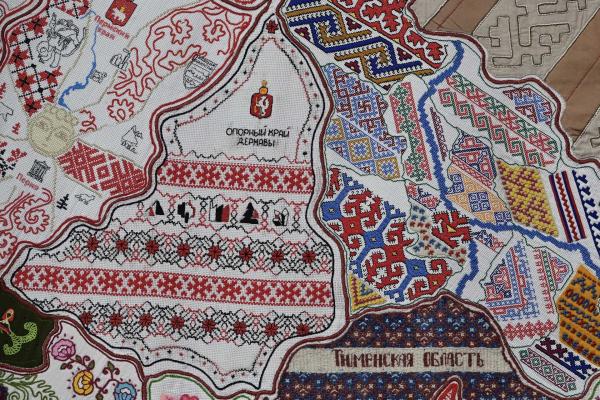 Вышитую карту России, часть которой сделали уральские мастерицы, презентовали в Санкт-Петербурге - Фото 1