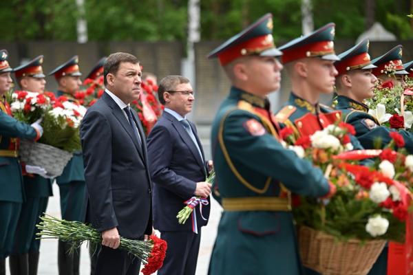 Евгений Куйвашев и уральцы возложили цветы к Вечному огню на Широкореченском мемориале - Фото 1