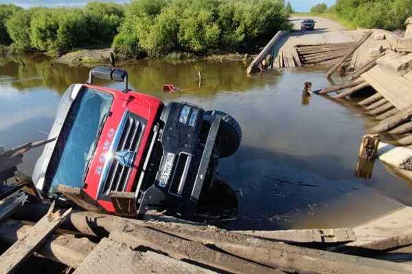 Возле деревни Бобровка грузовик с щебнем обрушил мост - Фото 1