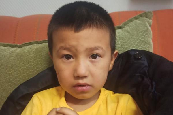 Полиция Екатеринбурга ищет родителей ребенка, которого нашли ночью на улице - Фото 1