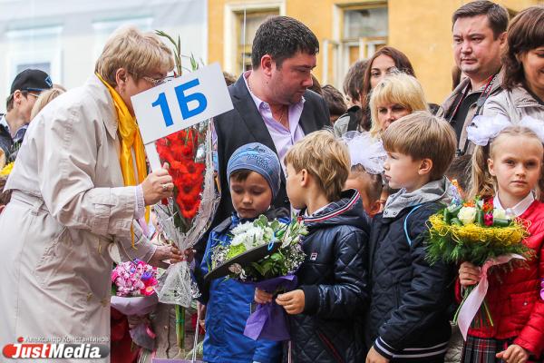 В этом году в Свердловской области за парты сядут коло 56 тысяч первоклассников - Фото 1