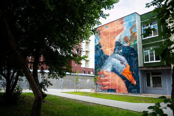 На стене лицея №173 в Екатеринбурге появился «Портрет с гусем» - Фото 1