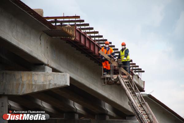 В Екатеринбурге рабочие монтируют балки и устанавливают опоры нового моста на развязке у «Калины» - Фото 1