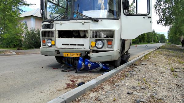 Под Невьянском автобус сбил двух подростков на скутере - Фото 1