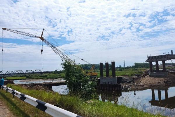 Поддержка губернатора Евгения Куйвашева позволила ускорить темпы строительства моста в поселке Махнево - Фото 1