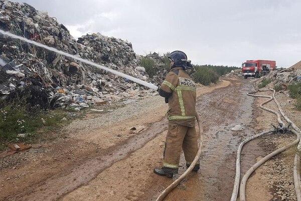 Пожарные потушили мусор на полигоне в Березовском - Фото 1