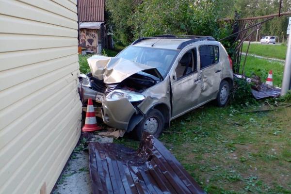 В Полевском Renault протаранил частный дом - Фото 1