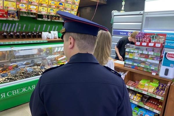 В Екатеринбурге сотрудники полиции проверили магазин пива в Академическом, на который жаловались жители дома из-за ночных посиделок и драк - Фото 1