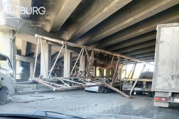 Под мостом на Белинского – Объездной металлическая конструкция придавила автомобиль - Фото 1