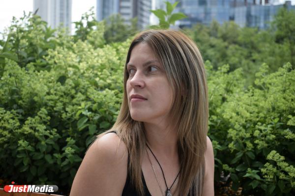 Татьяна Банникова, руководитель отдела снабжения: «Пасмурная погода прекрасна тем, что можно все также легко одеваться, но при этом не жаловаться на палящее солнце». В Екатеринбурге +22 градуса - Фото 1