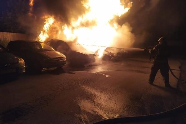 В Мичуринском этой ночью сгорели три автомобиля - Фото 1