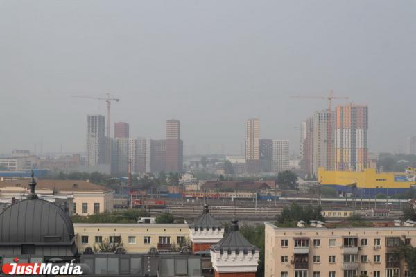 Жители Екатеринбурга задыхаются дымом от лесных пожаров в ХМАО - Фото 1
