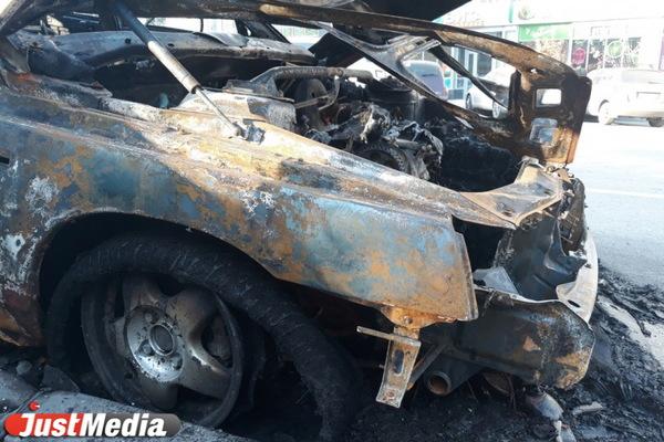 В Екатеринбурге ночью подгорели три автомобиля премиум-класса - Фото 1
