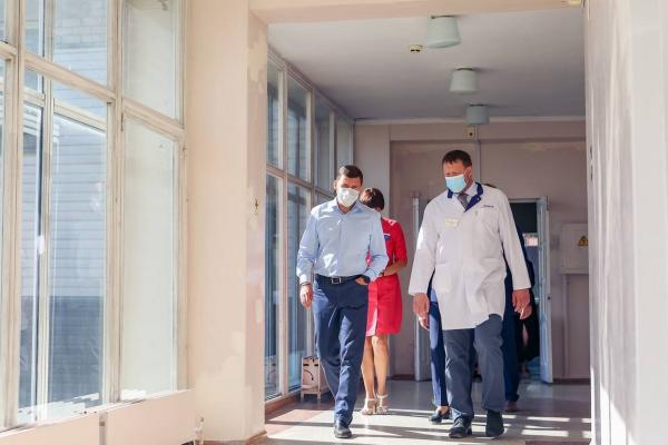 Евгений Куйвашев проверил, как выполняются поручения по ремонту больниц в Первоуральске и Ревде - Фото 1