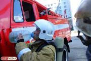 В Алапаевске пожарные в последний момент спасли жителя из окна горящего дома