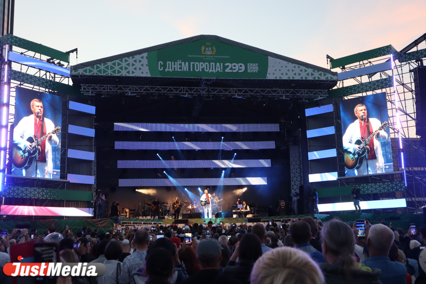 Александр Новиков поздравил Екатеринбург с праздником и исполнил свои самые известные песни  - Фото 1