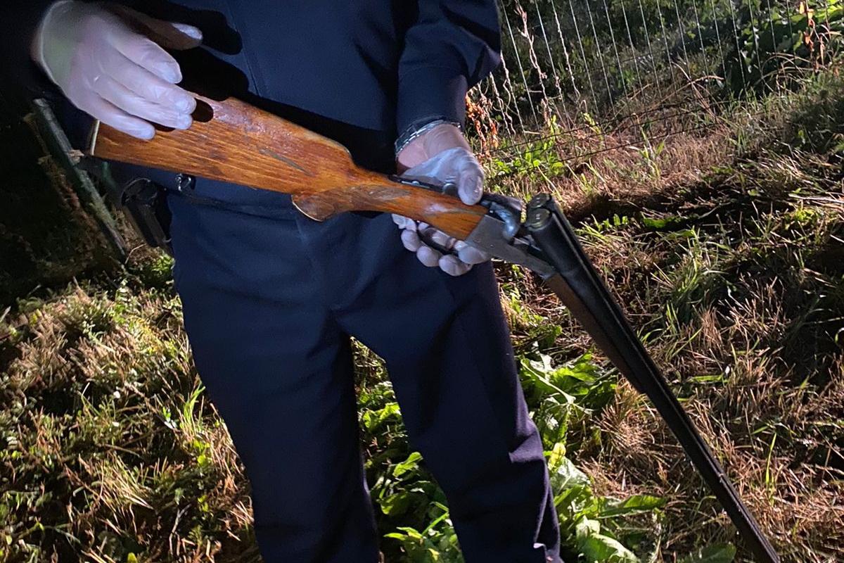 На Урале мужчина, заступаясь за жену, открыл стрельбу по толпе и покончил с собой - Фото 1